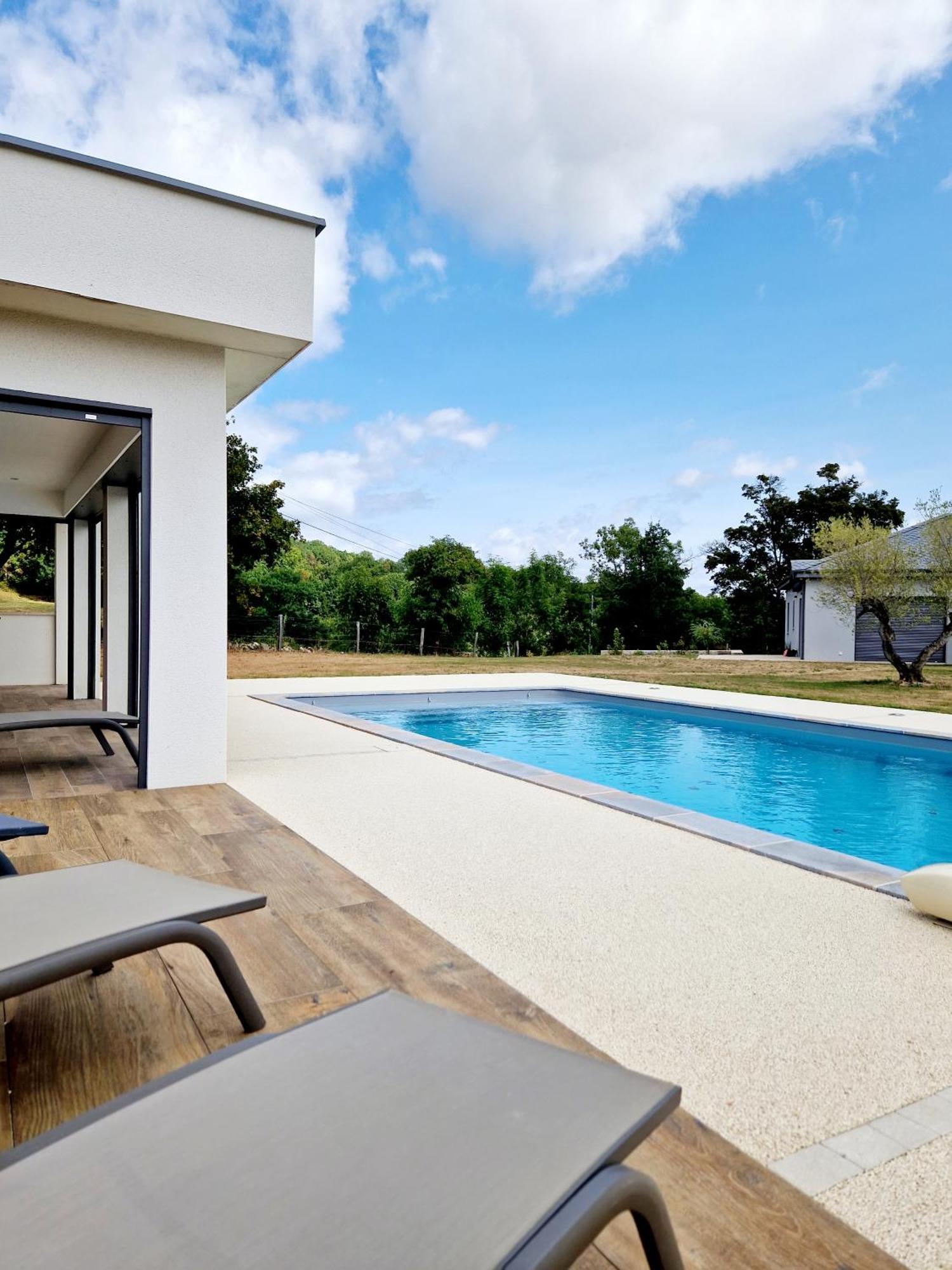 Le Gîte City Haut de gamme, Jardin, Piscine Gabriac  Extérieur photo